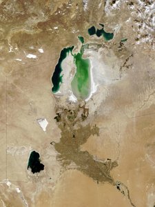El Mar de Aral, octubre de 2008. Una vez el cuarto mar interior más grande, en el sur de Kazajistán y el norte de Uzbekistán se ha dividido en tres cuerpos de agua. La principal causa de la reducción es la desviación del agua